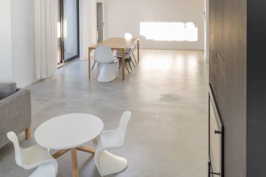 Modernist masa ve sandalyeler ile Oda