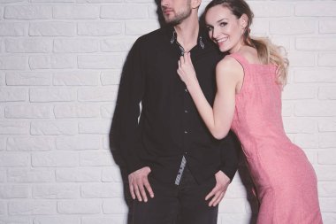 Erkek arkadaşına sarılan bir kadın.