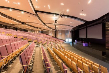 Modern donanımlı toplantı salonu