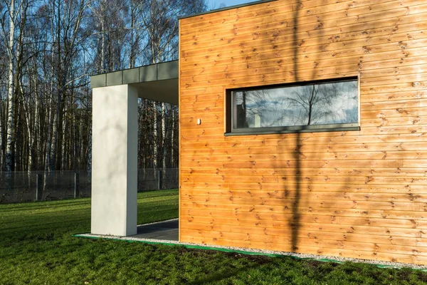 Modernes Haus mit Holzwänden — Stockfoto