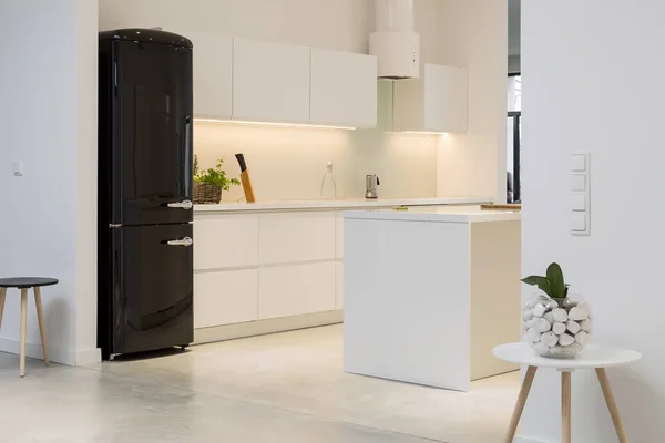 Weiße Küche mit schwarzem Kühlschrank — Stockfoto