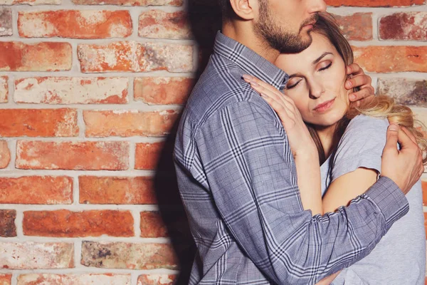 Мужчина обнимает свою девушку — стоковое фото