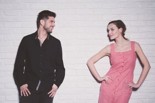 Casal sorrindo um para o outro — Fotografia de Stock