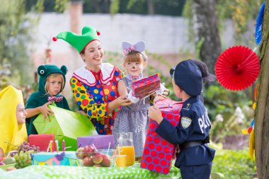 Parti şovmen çocuklu
