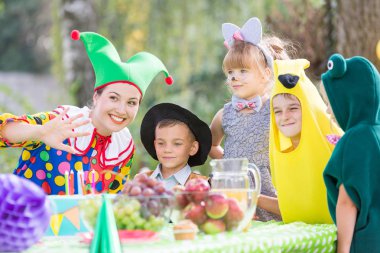 Kadın ve çocuk kostümleri giyen