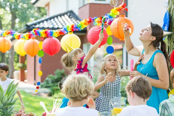 Kinderparty-Entertainer lässt Blasen platzen — Stockfoto