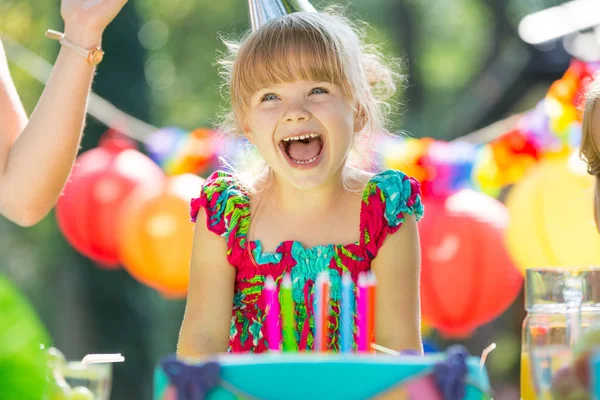 Menina feliz e bolo de aniversário — Fotografia de Stock