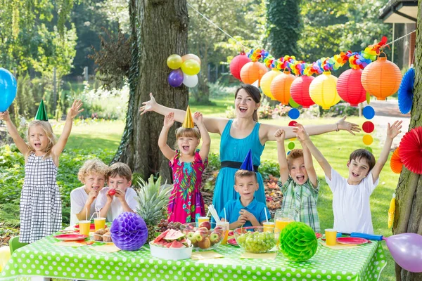 Animador de fiesta con niños — Foto de Stock