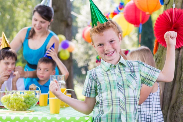 Aniversário menino vestindo chapéu de festa — Fotografia de Stock