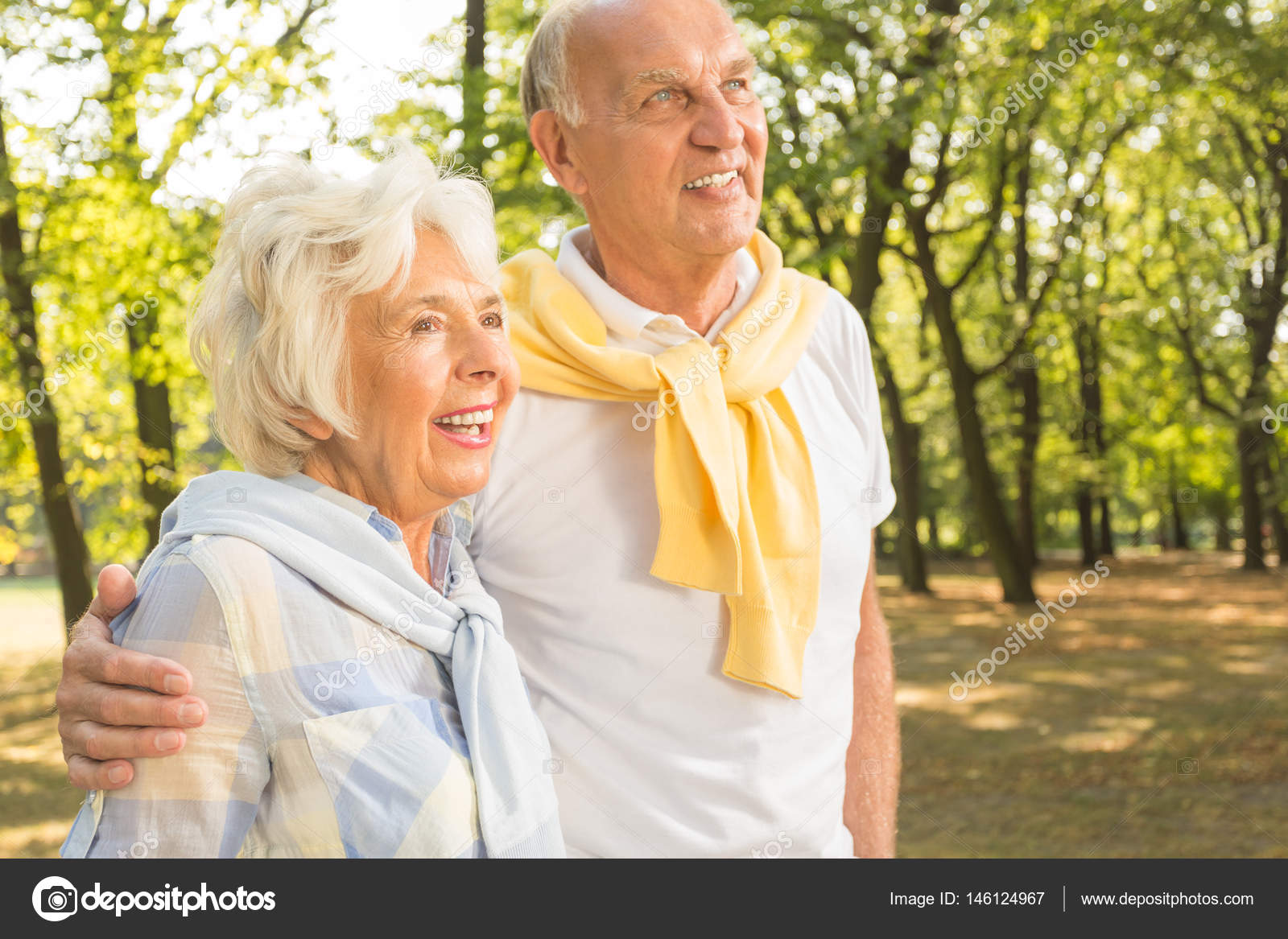 Seniors walking in the park — Stock Photo © photographee.eu 146124967