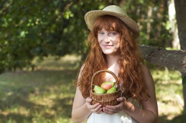 Bir ormanda duran genç kadın 