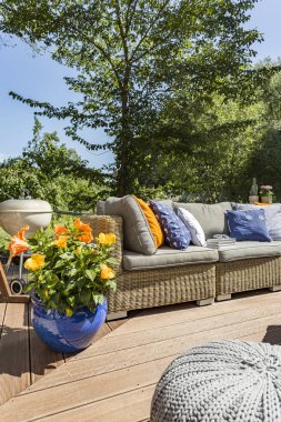 Veranda ile yaz aylarında rattan koltuk