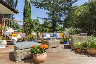Rattan mobilya ile geniş villa Teras