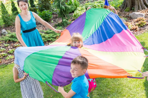 Kinderen spelen van de parachute — Stockfoto