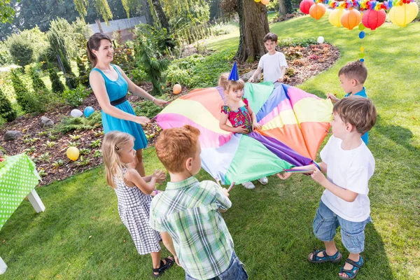 Bambini che giocano giochi di paracadute — Foto Stock