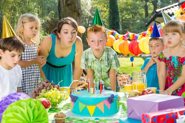 Cumpleaños chico soplando velas — Foto de Stock