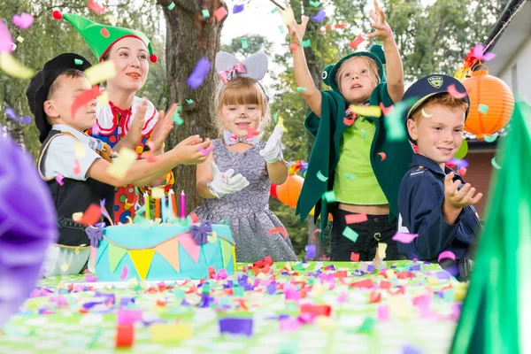 Crianças brincando durante a festa de aniversário — Fotografia de Stock