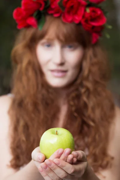 Natural young woman holding green apple — Stock Photo, Image