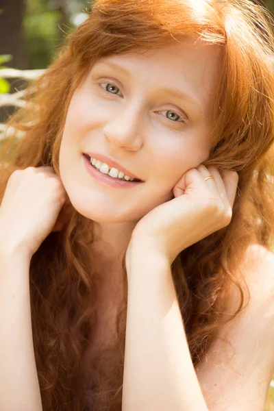 Sorrindo ruiva jovem mulher — Fotografia de Stock