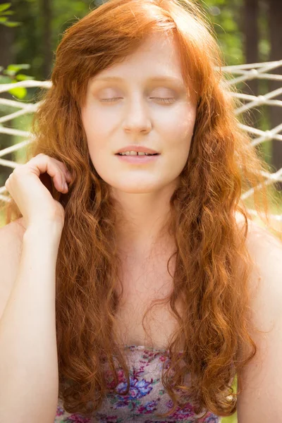 Femme aux cheveux roux naturel — Photo