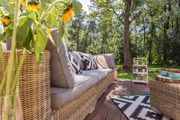 Elegante patio con mobili in rattan — Foto Stock