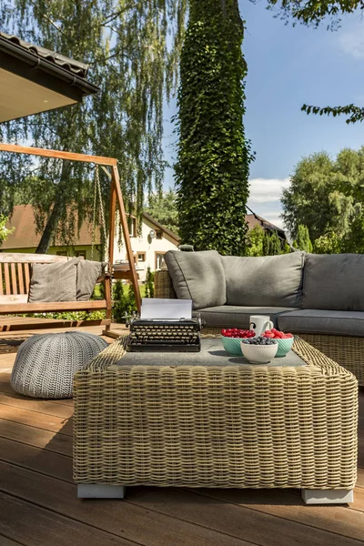 Villa patio met moderne rotan tafel — Stockfoto