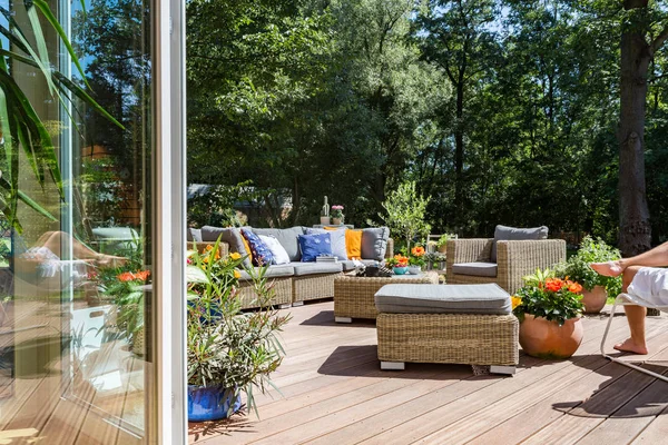 Villa terraza con muebles de ratán — Foto de Stock