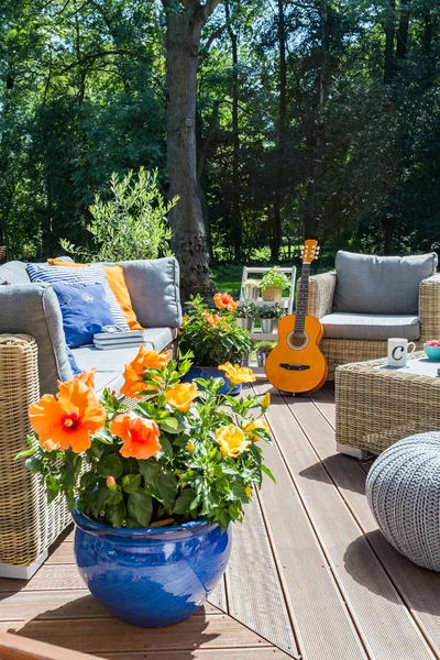 Villa patio met decoratieve bloemen — Stockfoto