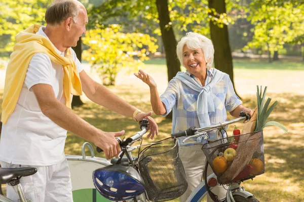 Äldre kvinna med cykel resa — Stockfoto