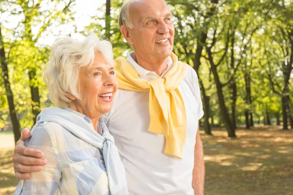 Seniorer promenader i parken — Stockfoto