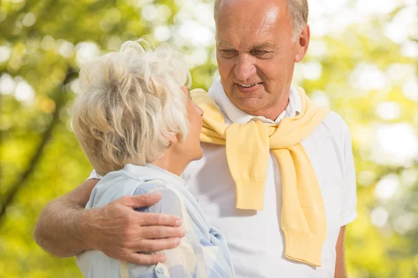 Mann läuft in Park — Stockfoto