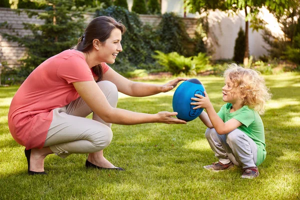 Madre jugando con el niño — Foto de Stock