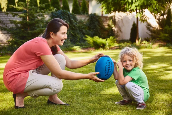 Mamma leker med liten son — Stockfoto