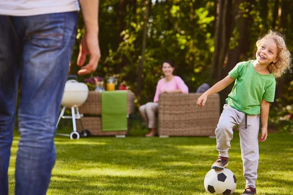 Çocuğun futbol top oynarken — Stok fotoğraf