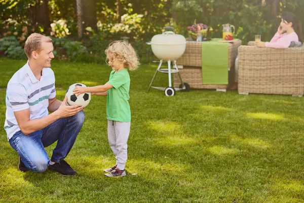 Far och son spelar boll — Stockfoto