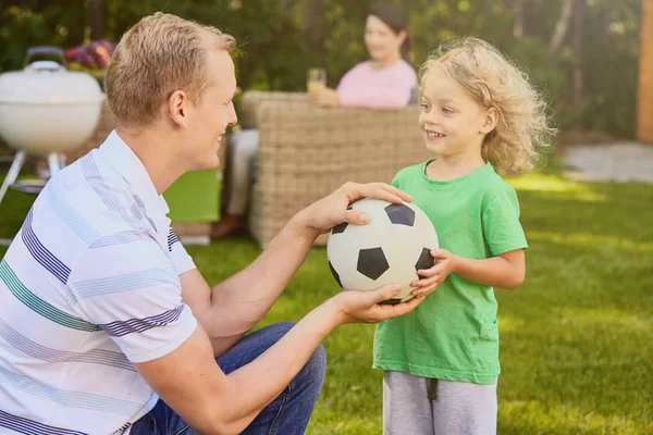 Far och barn hålla bollen — Stockfoto