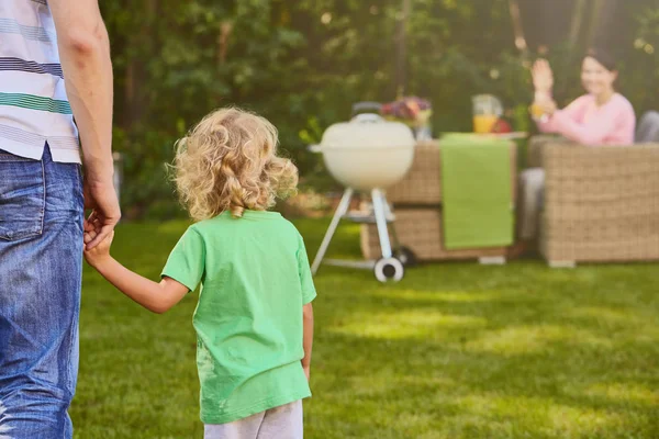 Kind bedrijf vaders hand — Stockfoto