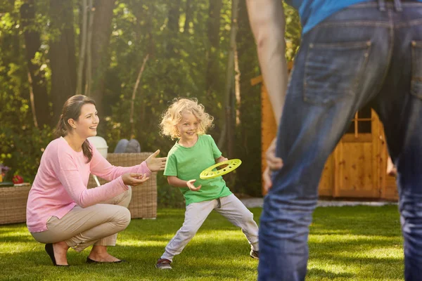 Boy in garden with parents — Stock Photo, Image