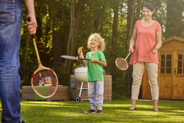 Garçon jouant au badminton avec les parents — Photo