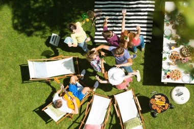 Bahçede dans arkadaşlar