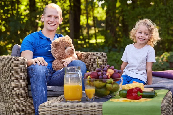 Padre che riposa con bambino — Foto Stock