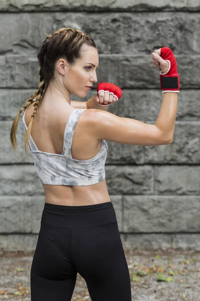 Mujer deportiva con guantes de gimnasia —  Fotos de Stock