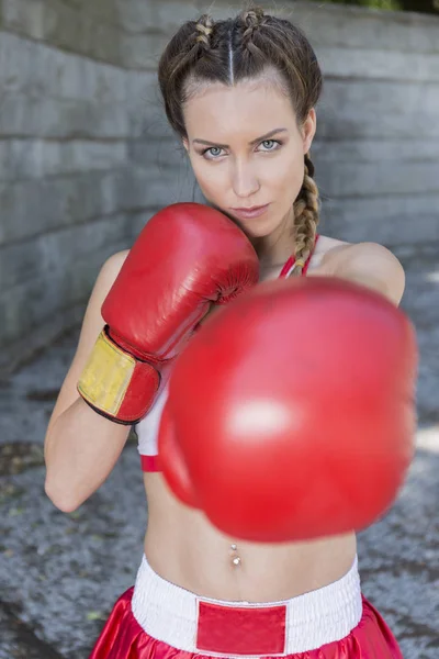 Mujer en forma con guantes de boxeo — Foto de Stock