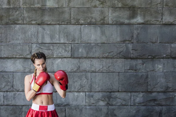 Boxeadora en ropa deportiva — Foto de Stock