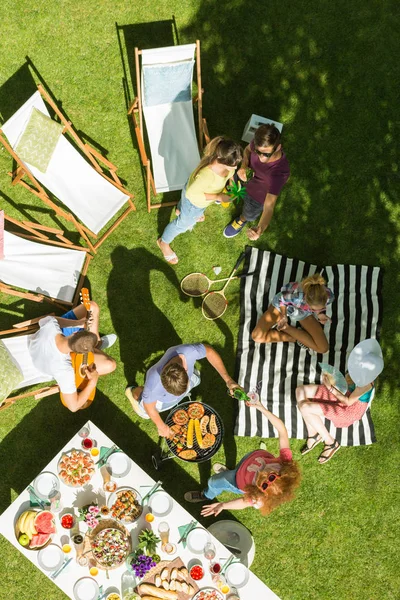 Grupo de amigos de picnic — Foto de Stock