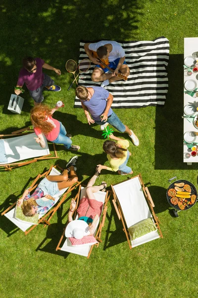 Amigos divirtiéndose en jardín — Foto de Stock