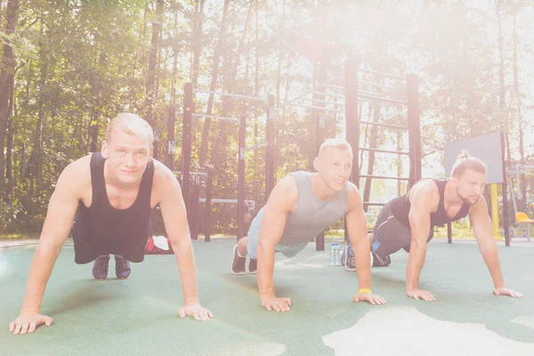 Men doing physical exercises — Stock Photo, Image