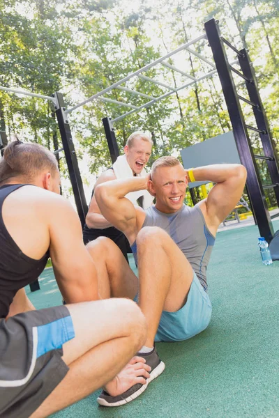 Man met training met vrienden — Stockfoto