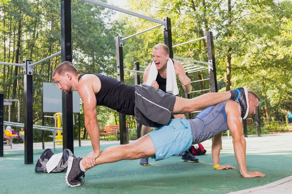 Män som gör armhävningar — Stockfoto