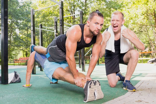 Män gör plankan övning — Stockfoto